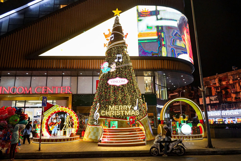 Goi-y-dia-diem-vui-choi-Giang-sinh-tai-Ha-Noi-tu-binh-dan-den-trai-nghiem-cao-cap_dia-diem-vui-choi-noel-ha-noi-2.jpg