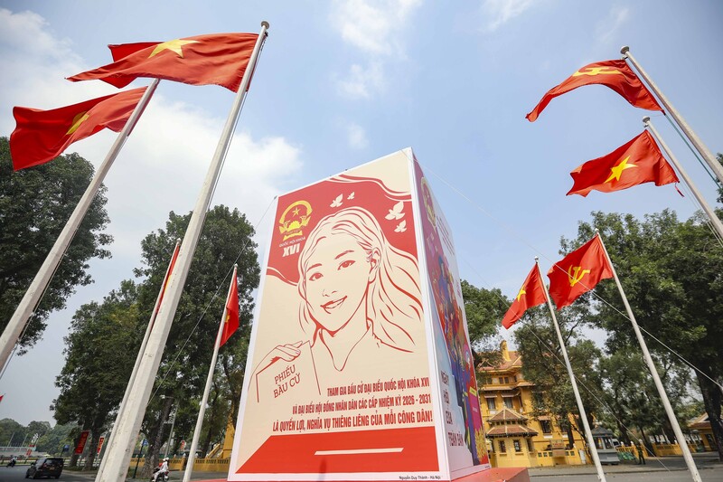Duong-pho-ruc-ro-co-hoa-khau-hieu-chao-mung-ngay-hoi-bau-cu-toan-dan-3.jpg