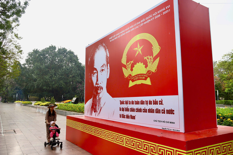 Duong-pho-ruc-ro-co-hoa-khau-hieu-chao-mung-ngay-hoi-bau-cu-toan-dan-5.jpg
