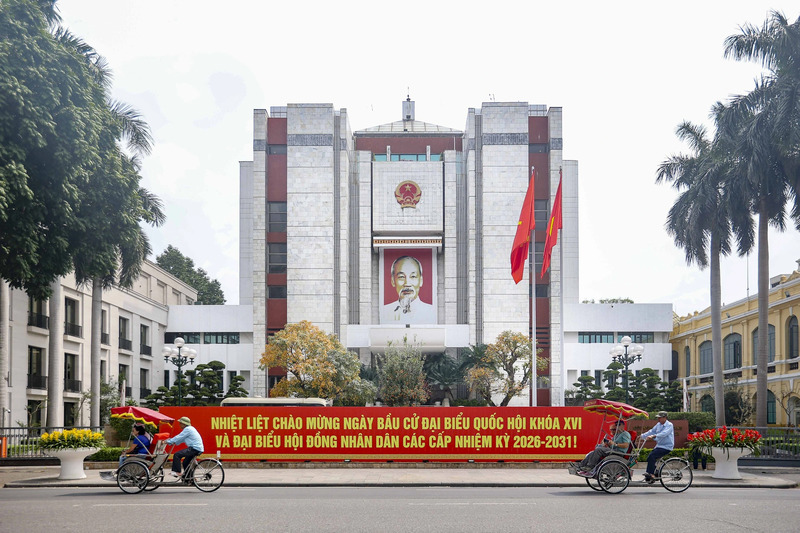 Duong-pho-ruc-ro-co-hoa-khau-hieu-chao-mung-ngay-hoi-bau-cu-toan-dan-6.jpg