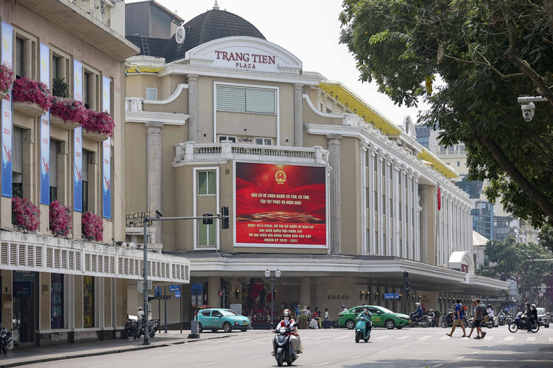Duong-pho-ruc-ro-co-hoa-khau-hieu-chao-mung-ngay-hoi-bau-cu-toan-dan-7.jpg