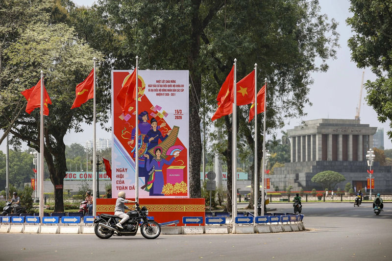 Duong-pho-ruc-ro-co-hoa-khau-hieu-chao-mung-ngay-hoi-bau-cu-toan-dan-8.jpg
