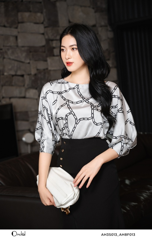 AH3S013 - Áo lụa trắng kẻ xen dây xích đen