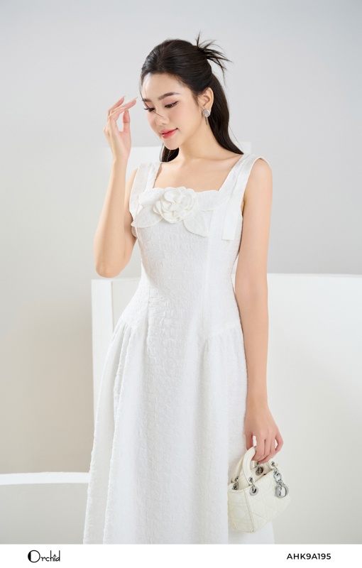AHK9A195 - Đầm xốp trắng
