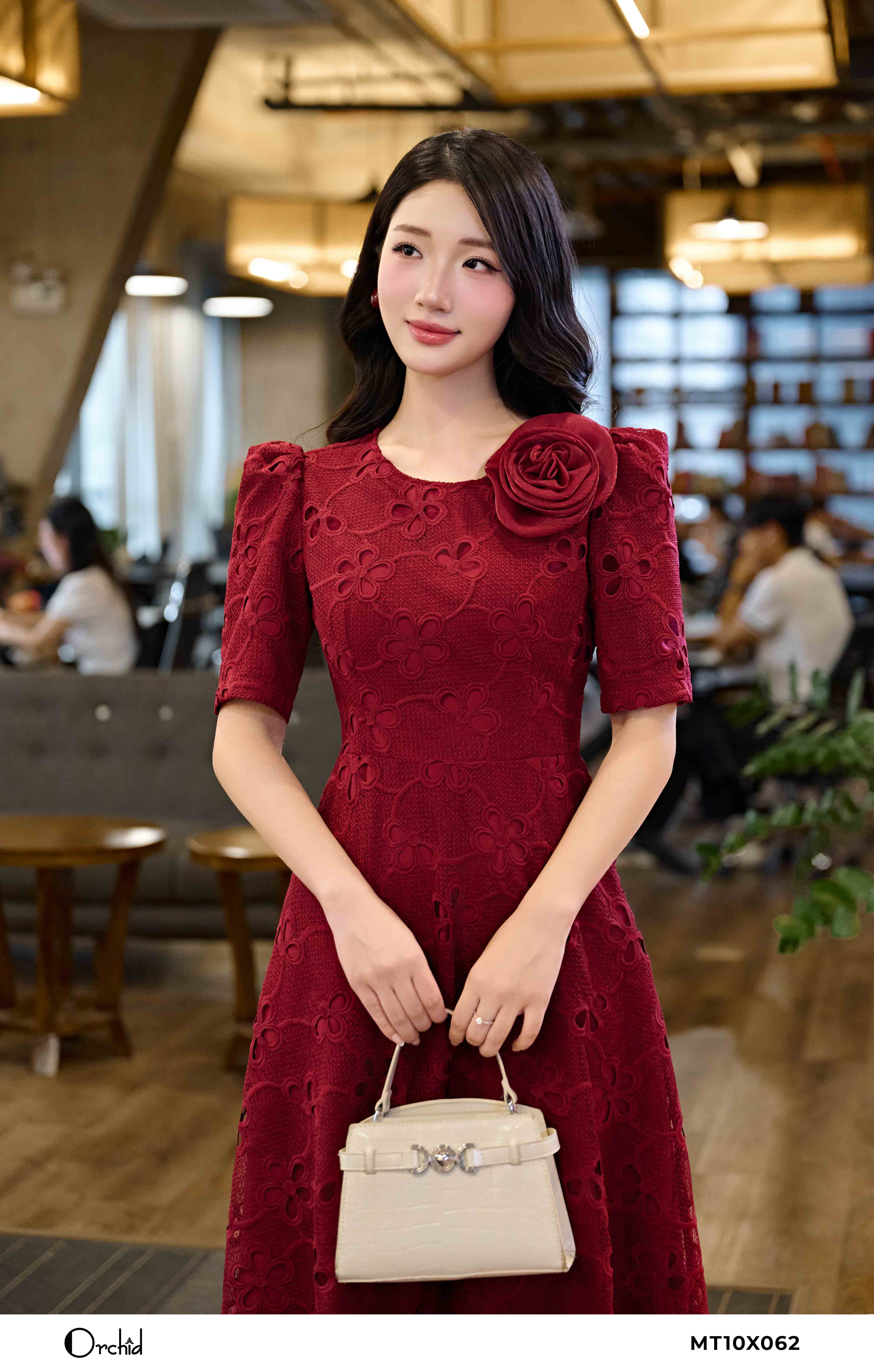 MT10X062 - Đầm ren thêu hoa