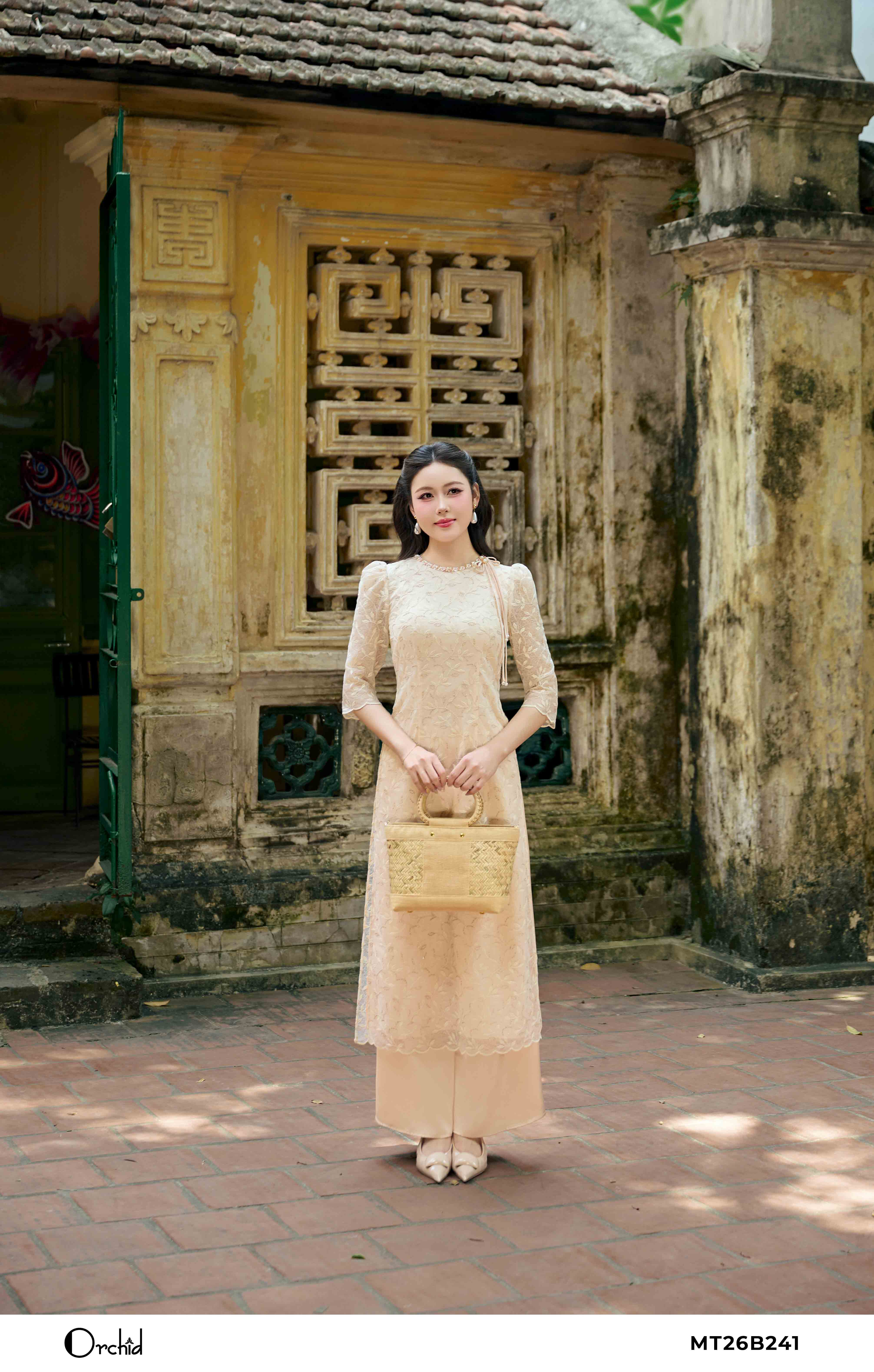 MT26B241 - Bộ áo dài ren thêu họa tiết nổi