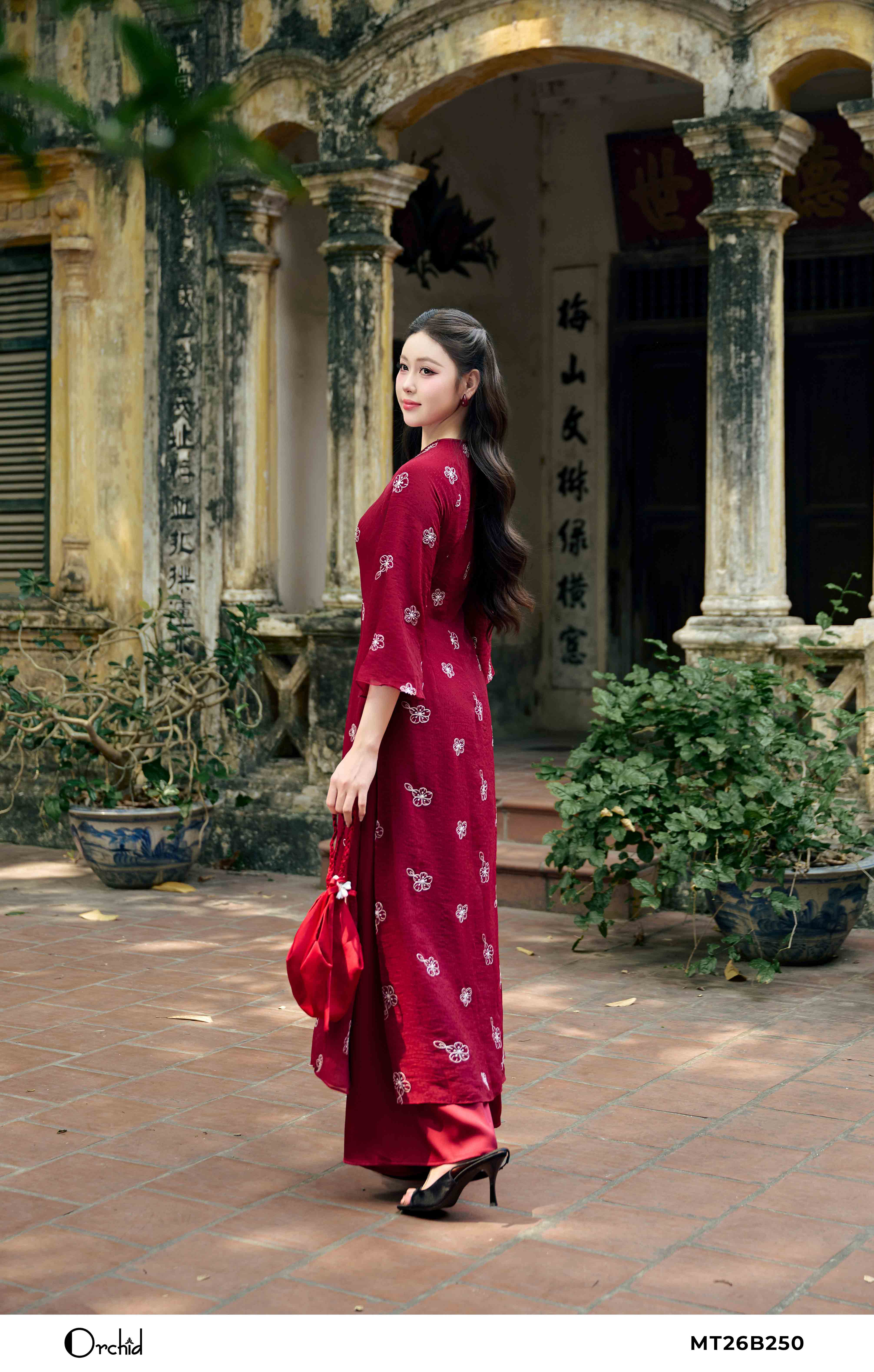 MT26B250 - Bộ áo dài tơ thêu hoa