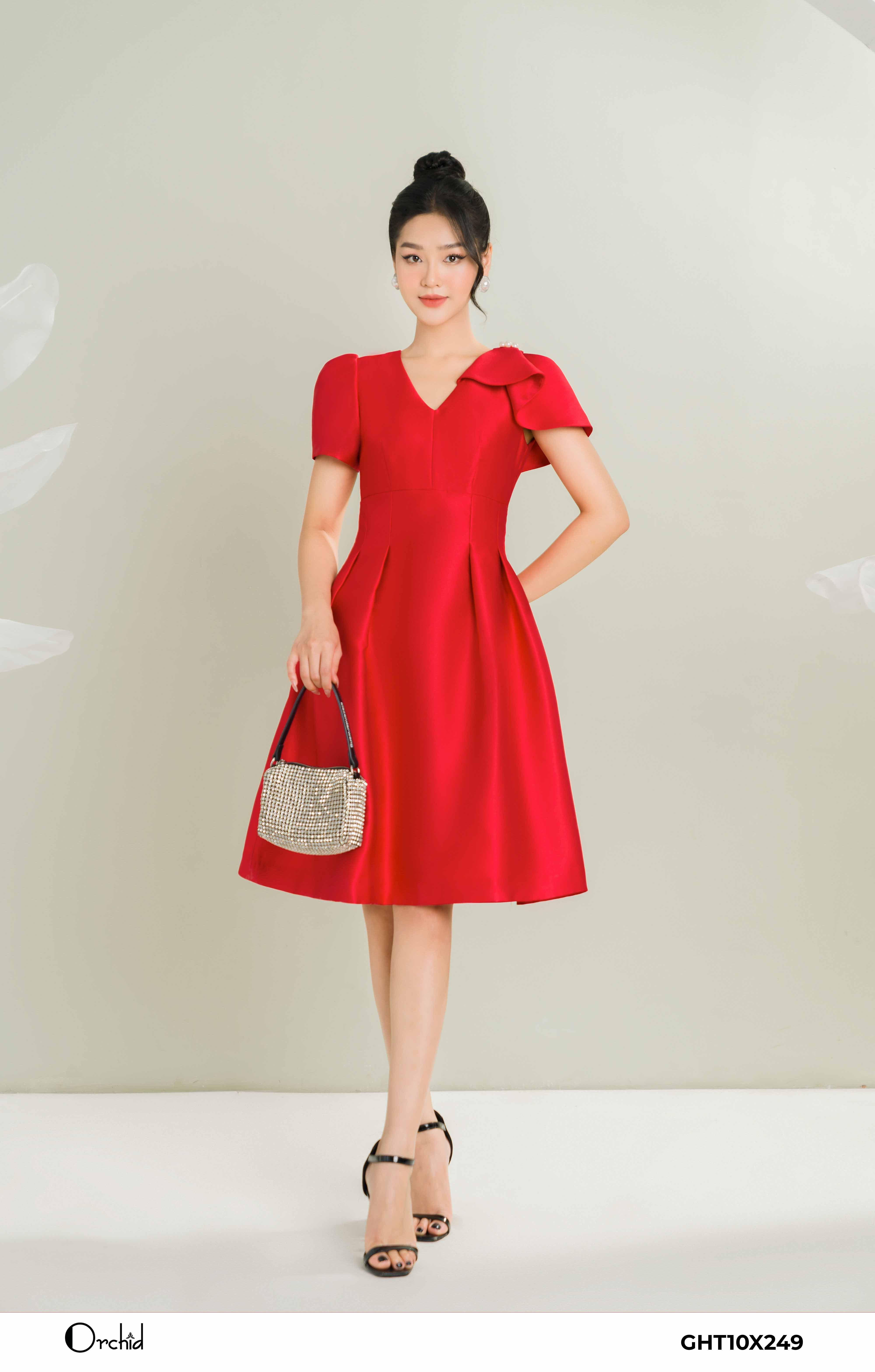 Chân váy xòe nữ Hongvic đỏ đai đồng CV127 - Chân váy | ThờiTrangNữ.vn
