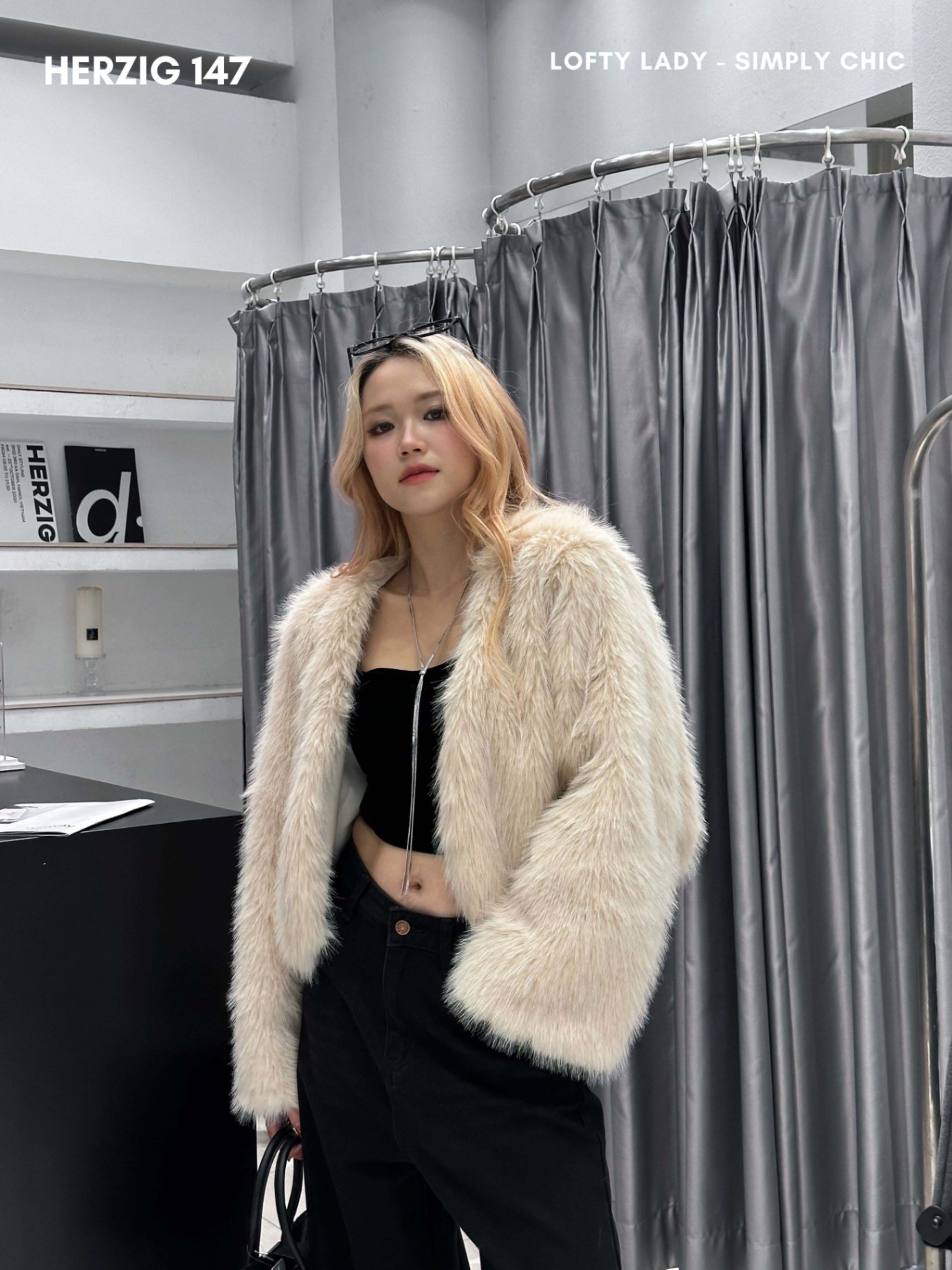 Áo khoác lông croptop nâu kem