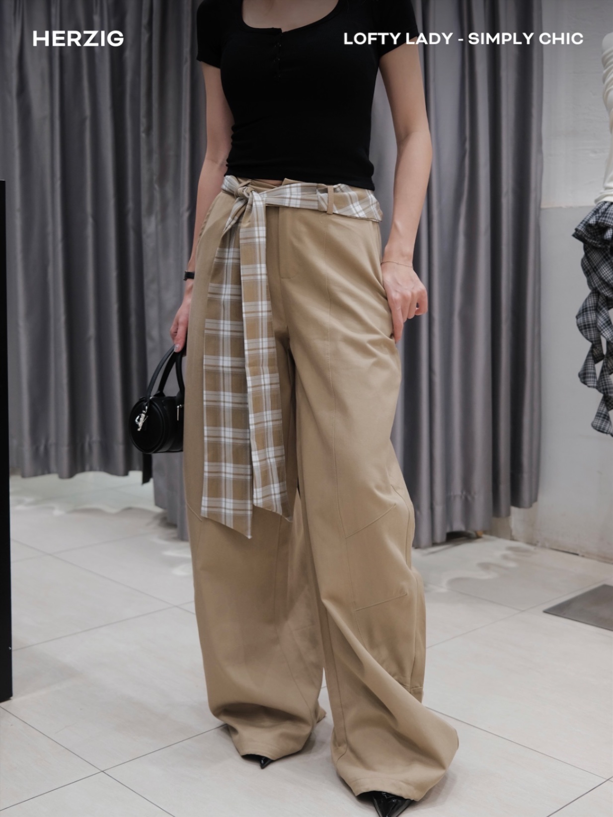 Quần kaki nâu kèm dây buộc kẻ caro