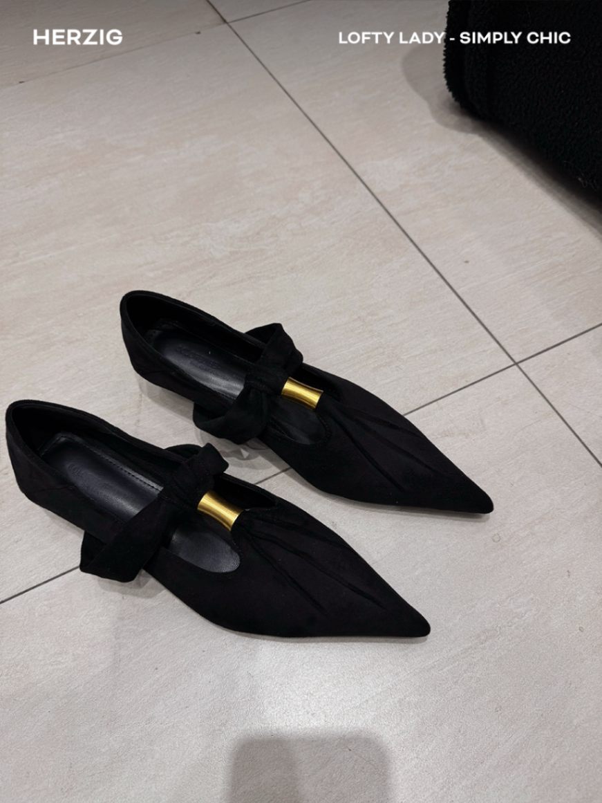 Giày mũi nhọn da lộn đen cut-out khuy vàng