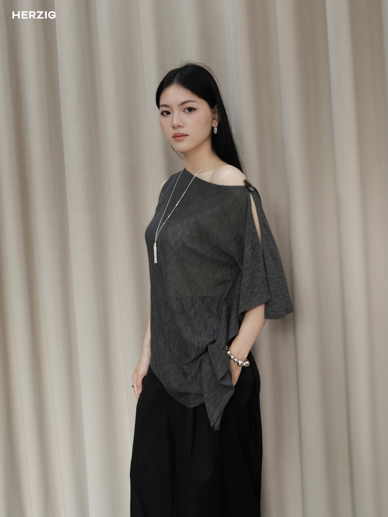 Áo 1 bên đính khuy vai tay bèo