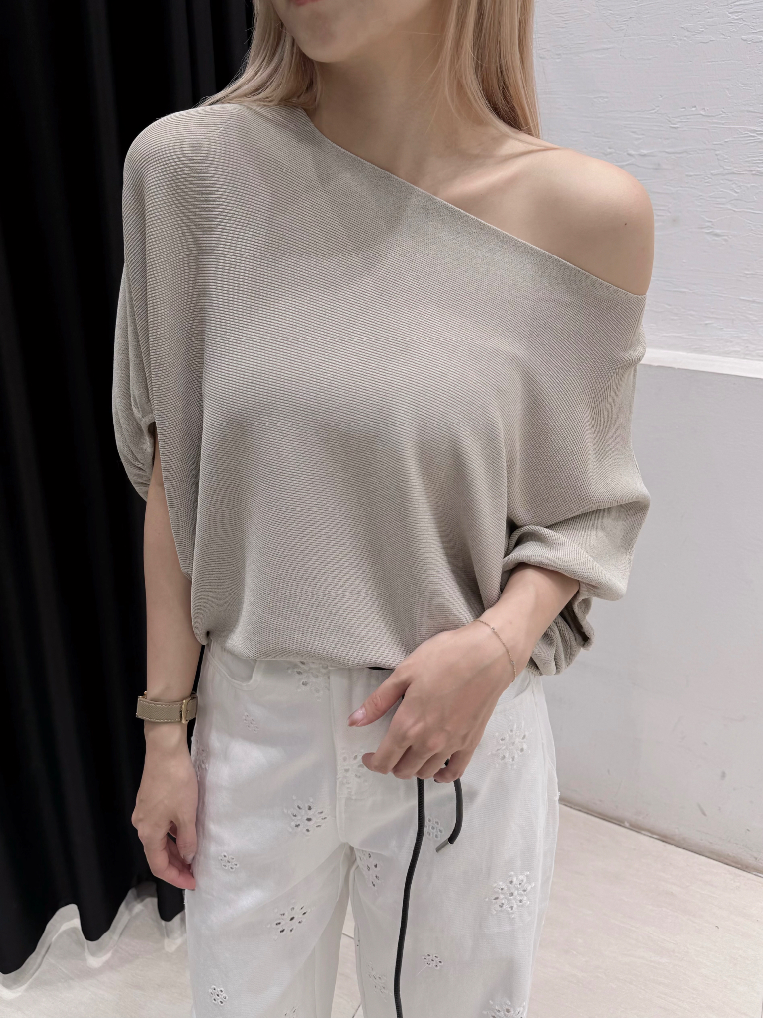 Áo thun nâu nhạt trơn tay dơi lệch vai