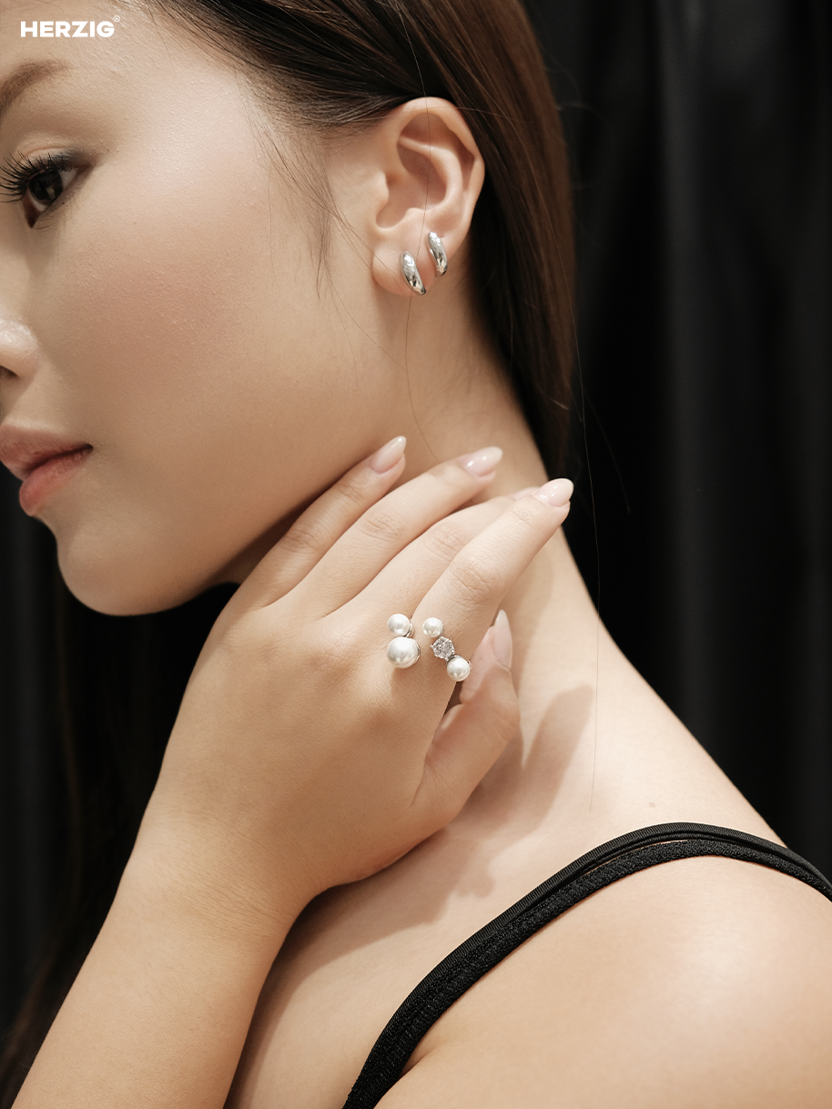 Nhẫn bạc đính 4 ngọc trai, 1 viên đá