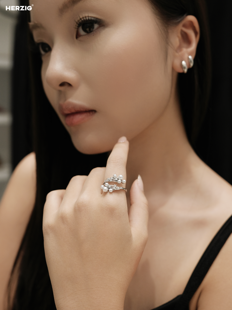 Nhẫn bạc đính 6 ngọc trai đan ngược chiều