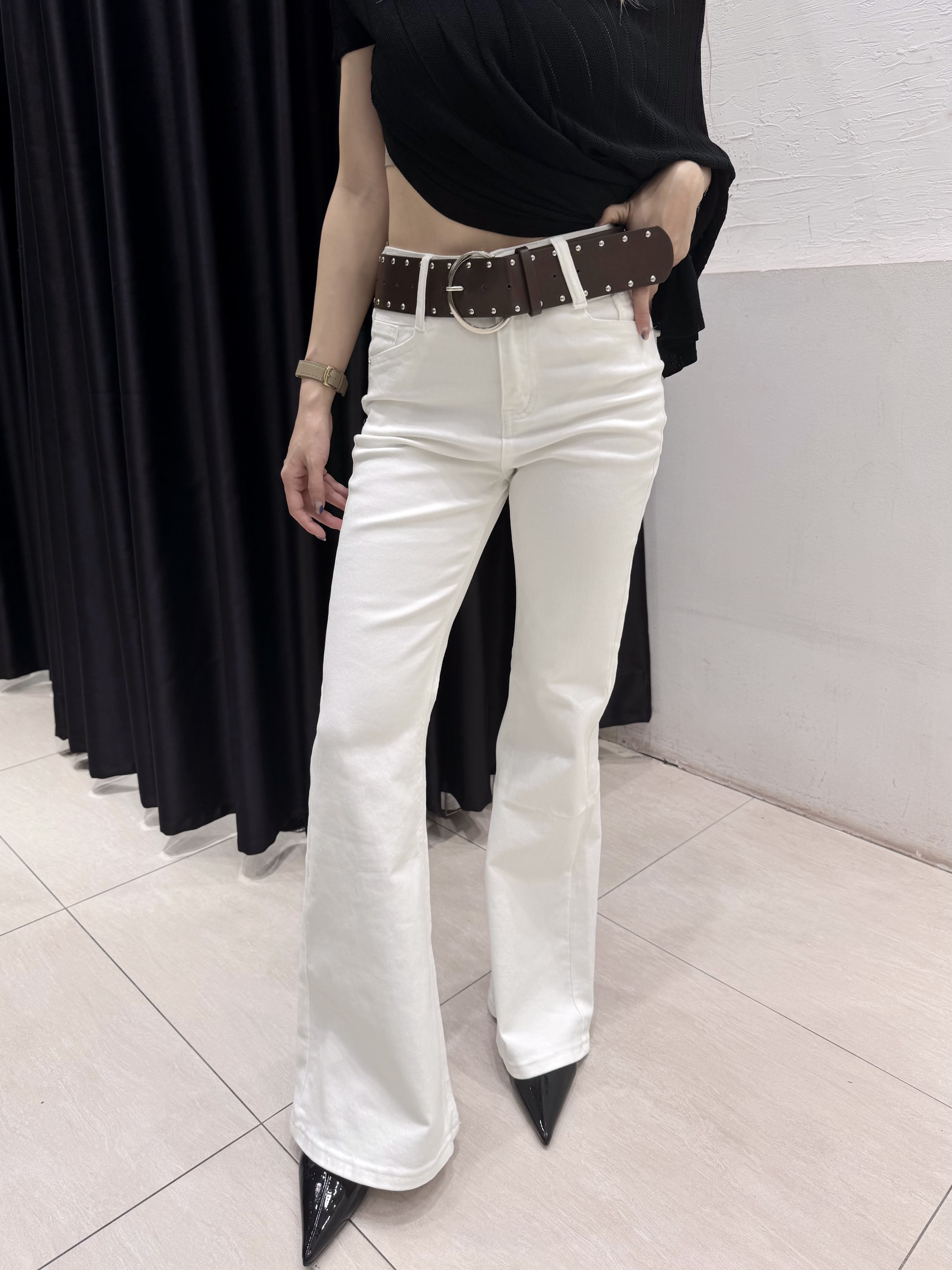 Quần jeans trắng ôm ống loe