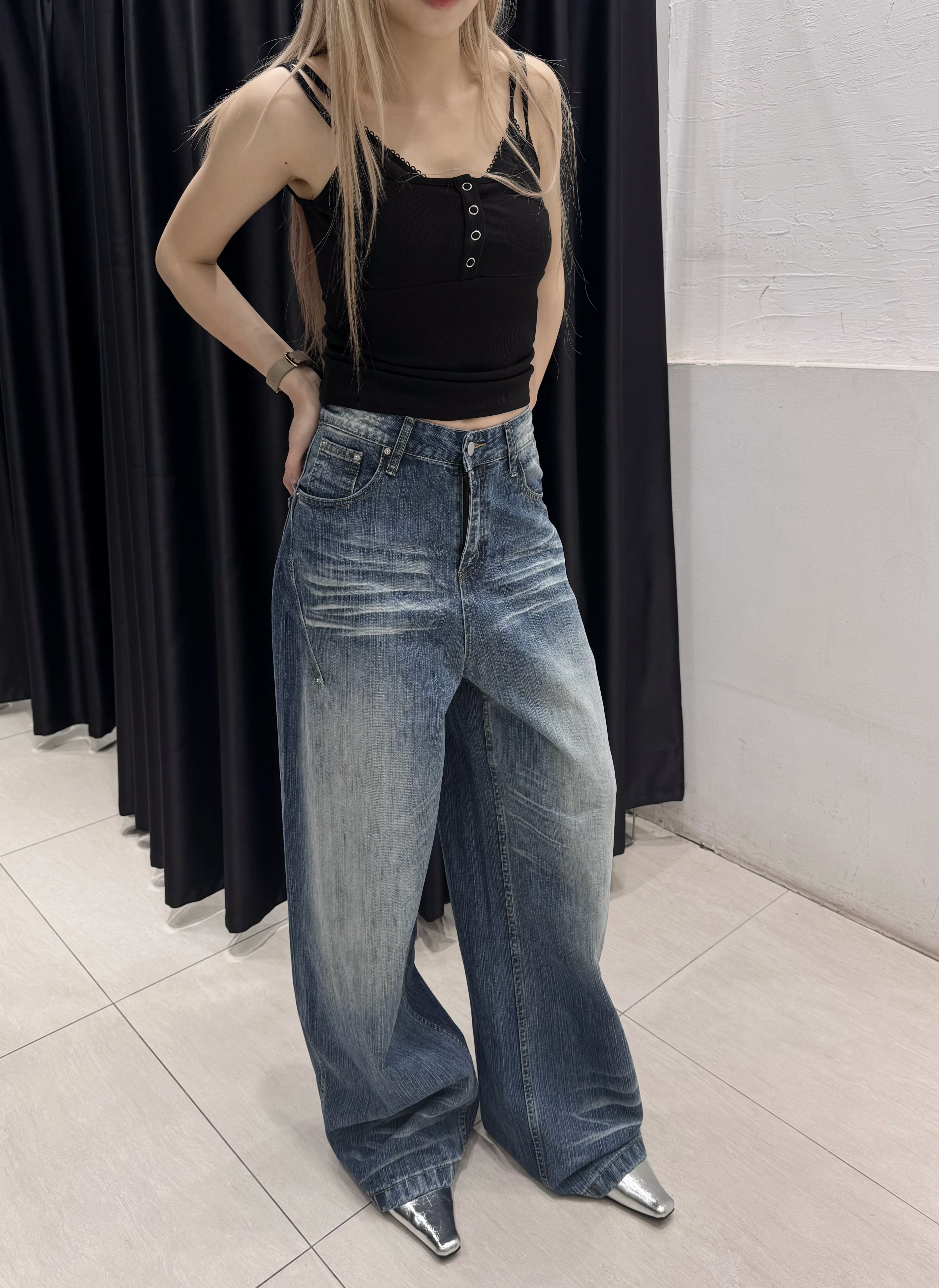 Quần jeans xanh rộng wash nhiều vệt trắng ngang