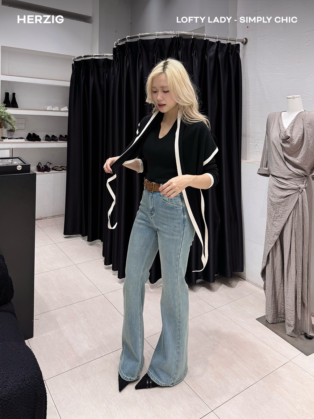 Quần jeans xanh sáng dáng hơi loe