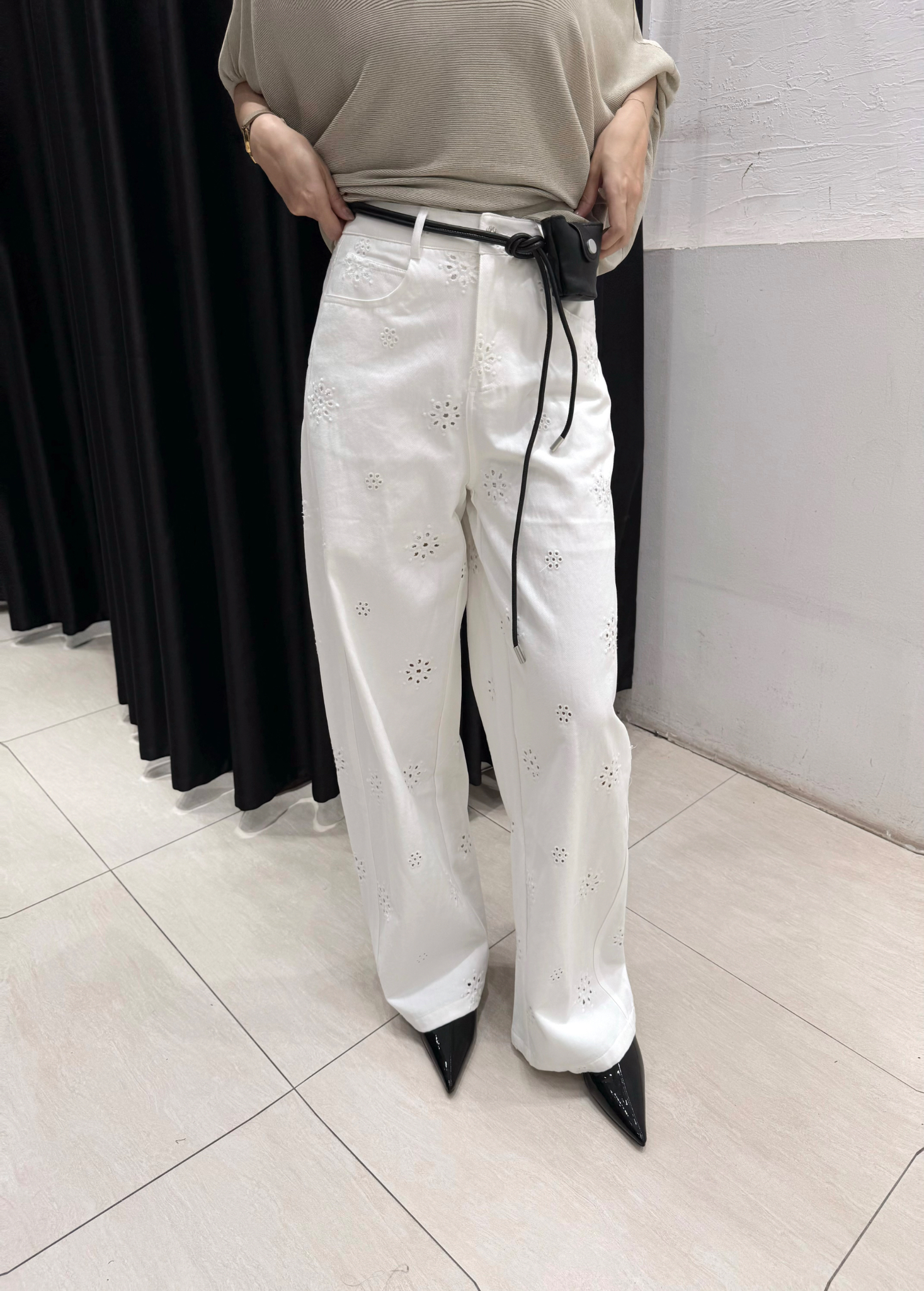 Quần trắng thêu hoa chìm thắt lưng đen