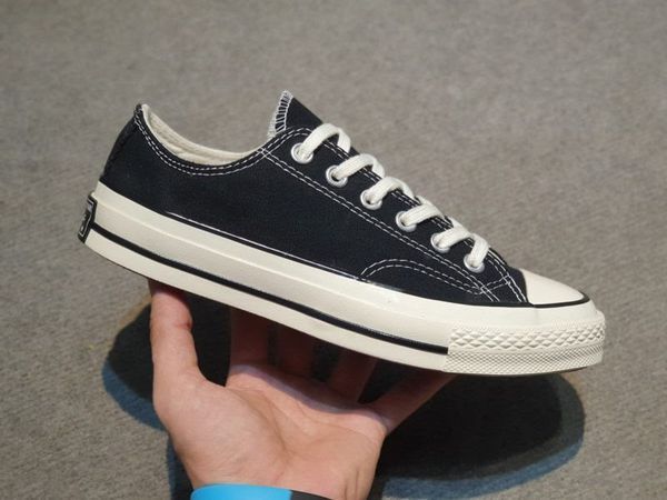 Cách phân biệt Converse thật giả qua đế giày