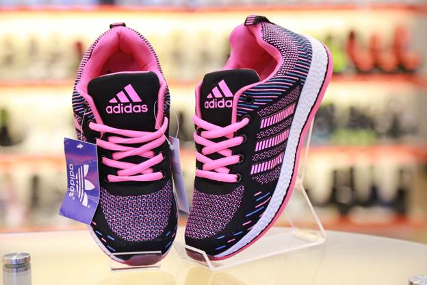 Đánh giá chi tiết giày Adidas thông qua thiết kế sản phẩm