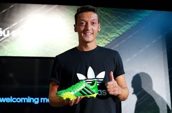 Đôi Predator Lz 2 2013 với ngôi sao đại diện Mesut Ozil