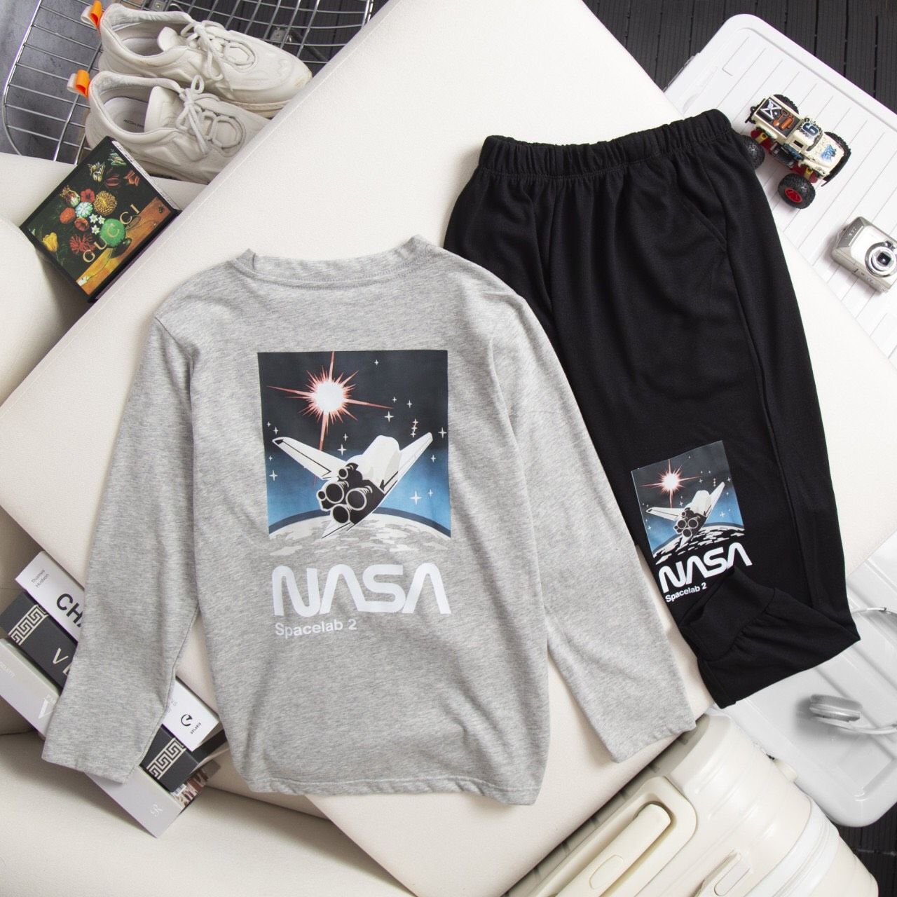 TAY DÀI XÁM NASA