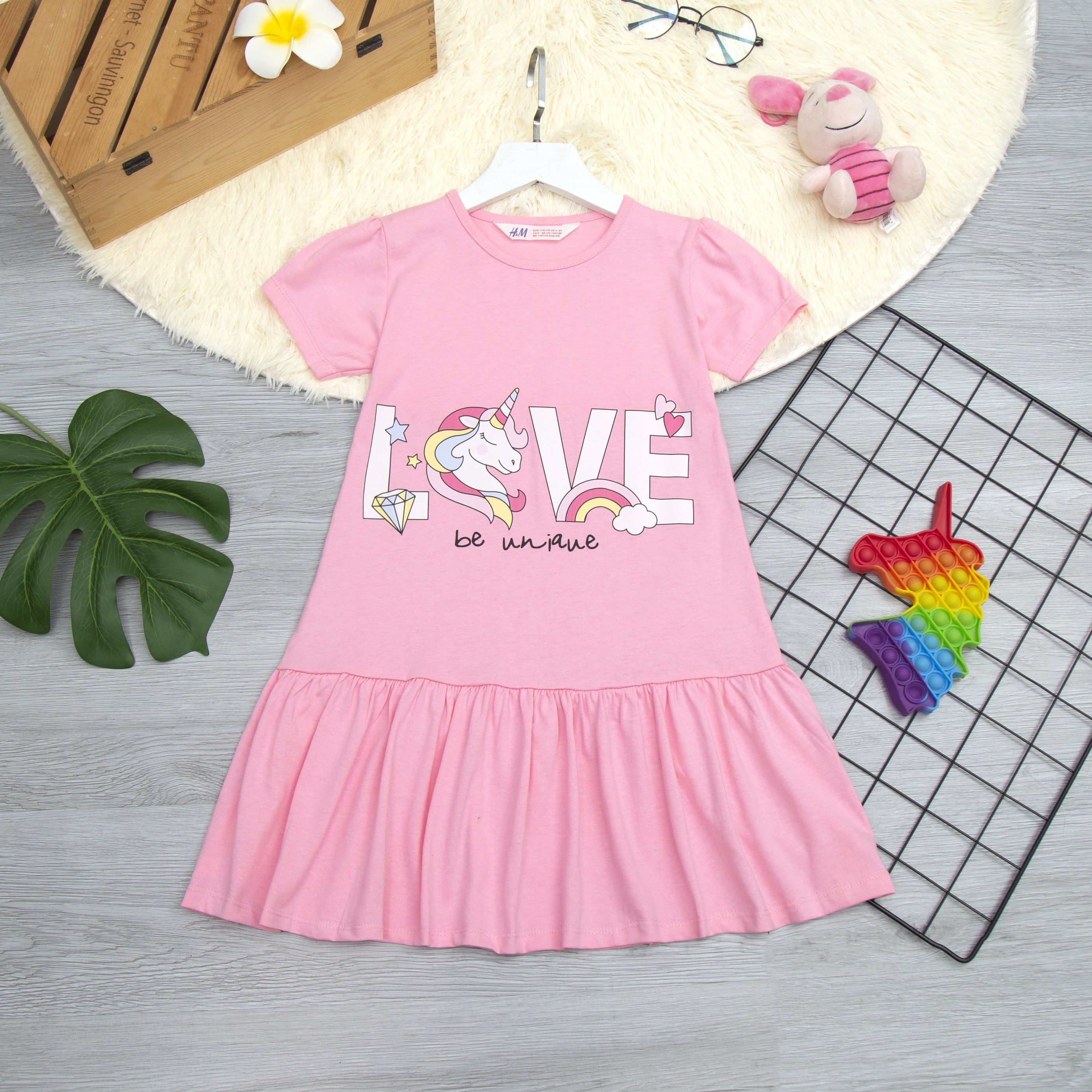 váy hồng chữ love