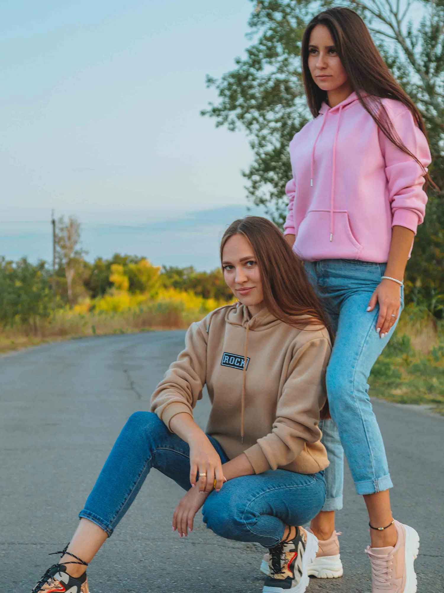 Áo hoodie với quần jean trẻ trung