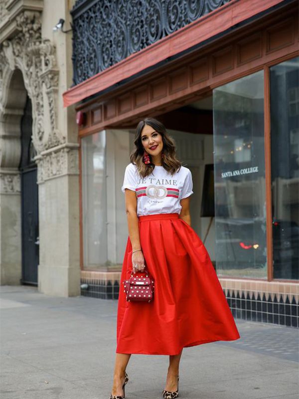 Chân váy đỏ đô kết hợp với áo màu gì, 8 màu sắc thích hợp phối với chân váy  đỏ đô