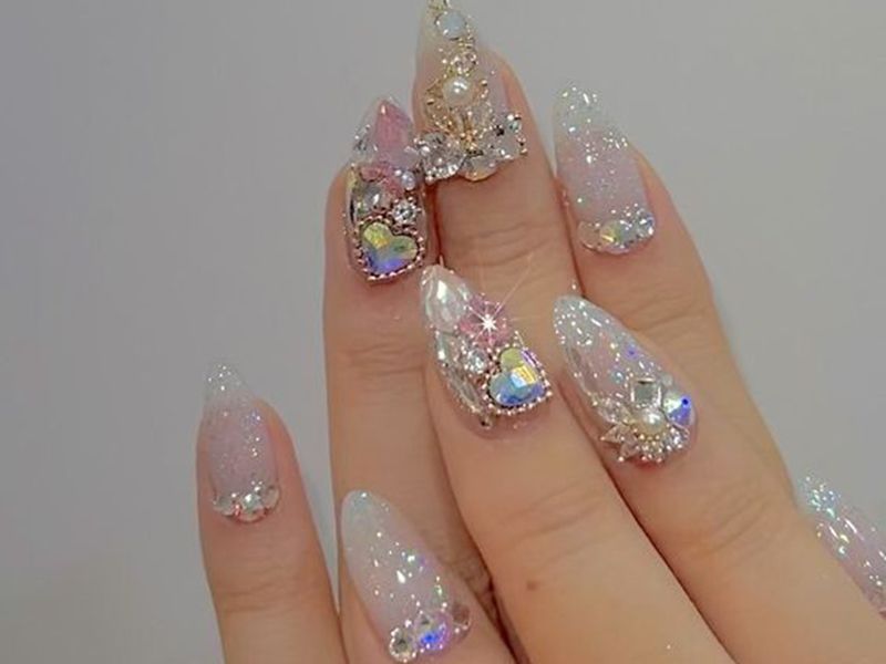 Nail màu trắng đính hạt lấp lánh không hề tạo ra sự nhàm chán