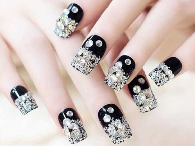 Nail màu đen tôn da đồng thời mang lại vẻ bí ẩn, huyền bí