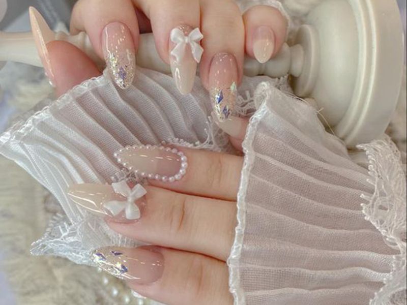 Nail màu nút không quá sặc sỡ, thể hiện vẻ đáng yêu, thanh thuần của phái đẹp