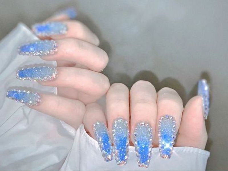 Nail màu xanh dương vừa dịu mắt vừa tạo nên vẻ đẹp rộng lớn của bầu trời