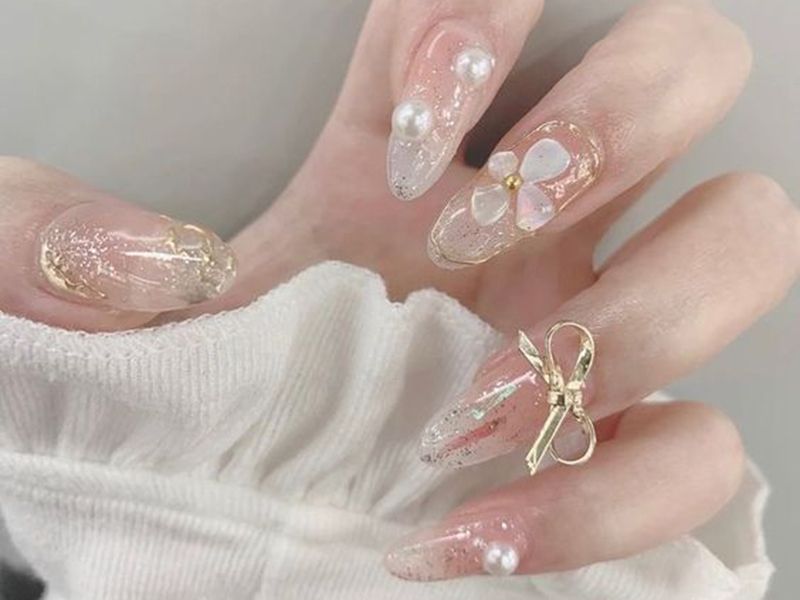 Nail màu nude đá cẩm thạch là phụ kiện móng hoàn hảo đi kèm những bộ váy dạ hội lộng lẫy