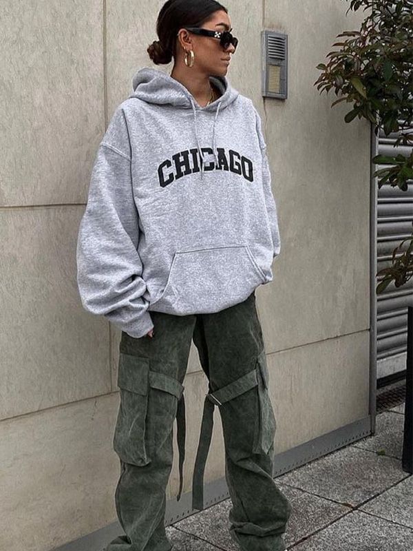 Phối đồ đi học với áo hoodie + quần jeans