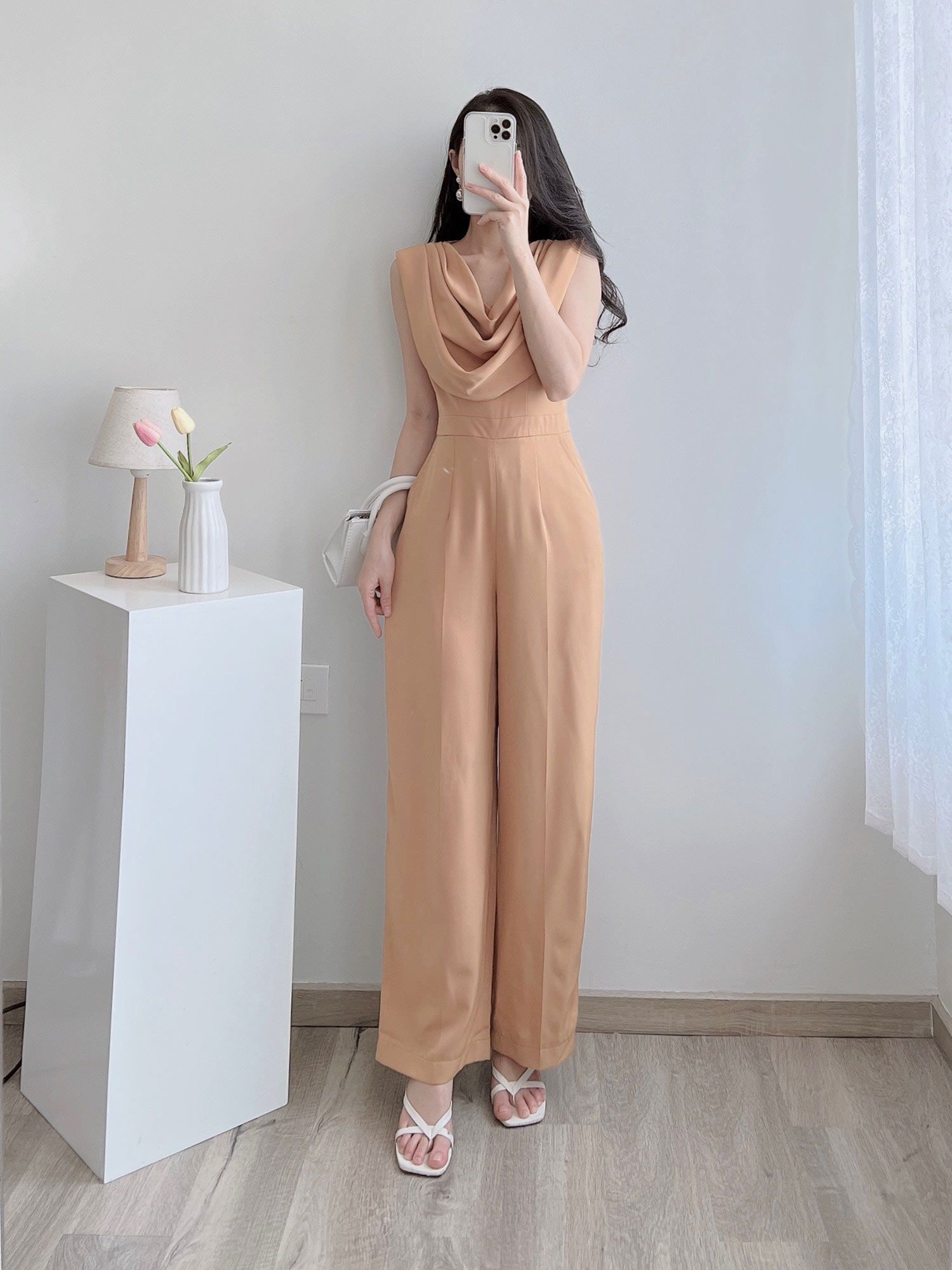 Phối giày cao gót với jumpsuit