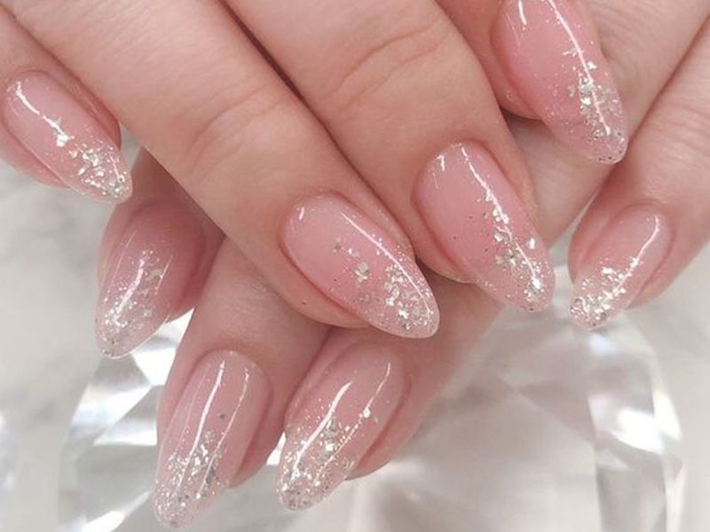 Viền hồng và vụn đá lấp lánh cho bộ nail