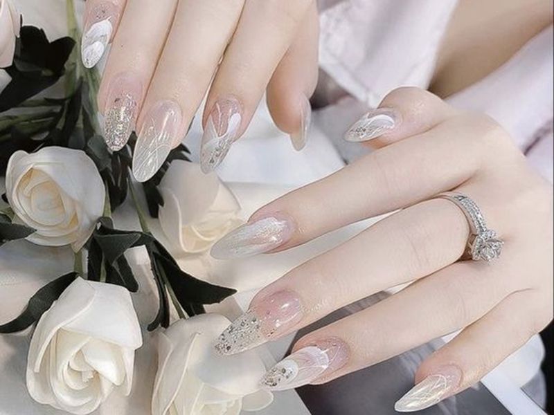 Vụn đá không quá lớn nên nàng khỏi lo bộ nail quá dườm dà, không phù hợp diện đi làm