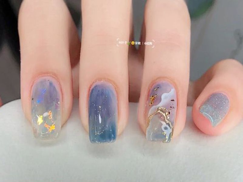 Mẫu nail đính đá màu xanh dương pha trộn màu độc đáo