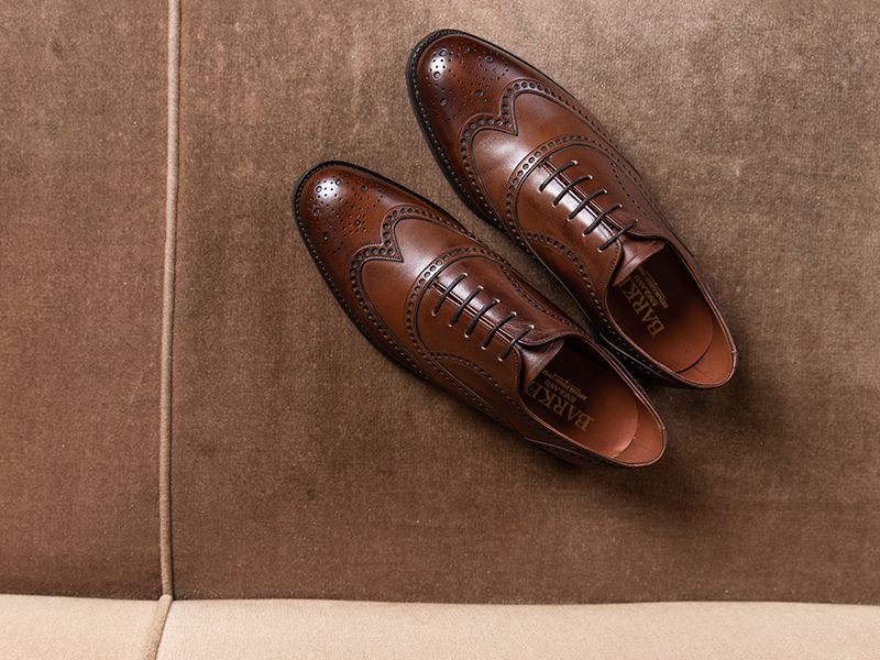 Giày oxford brogue với phần mũi nhọn và những lỗ đục trên bề mặt giày