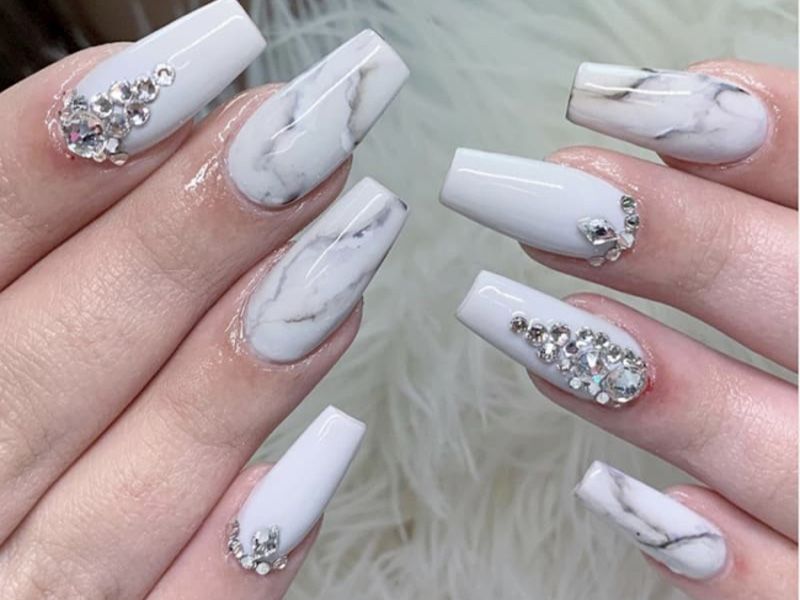 Nail màu trắng sữa hoạ tiết