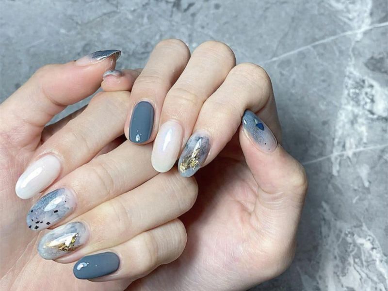 Nail màu trắng sữa pha xanh