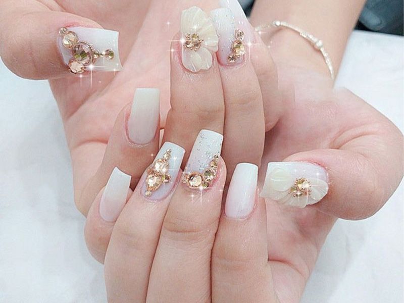 Nail trắng sữa đính đá