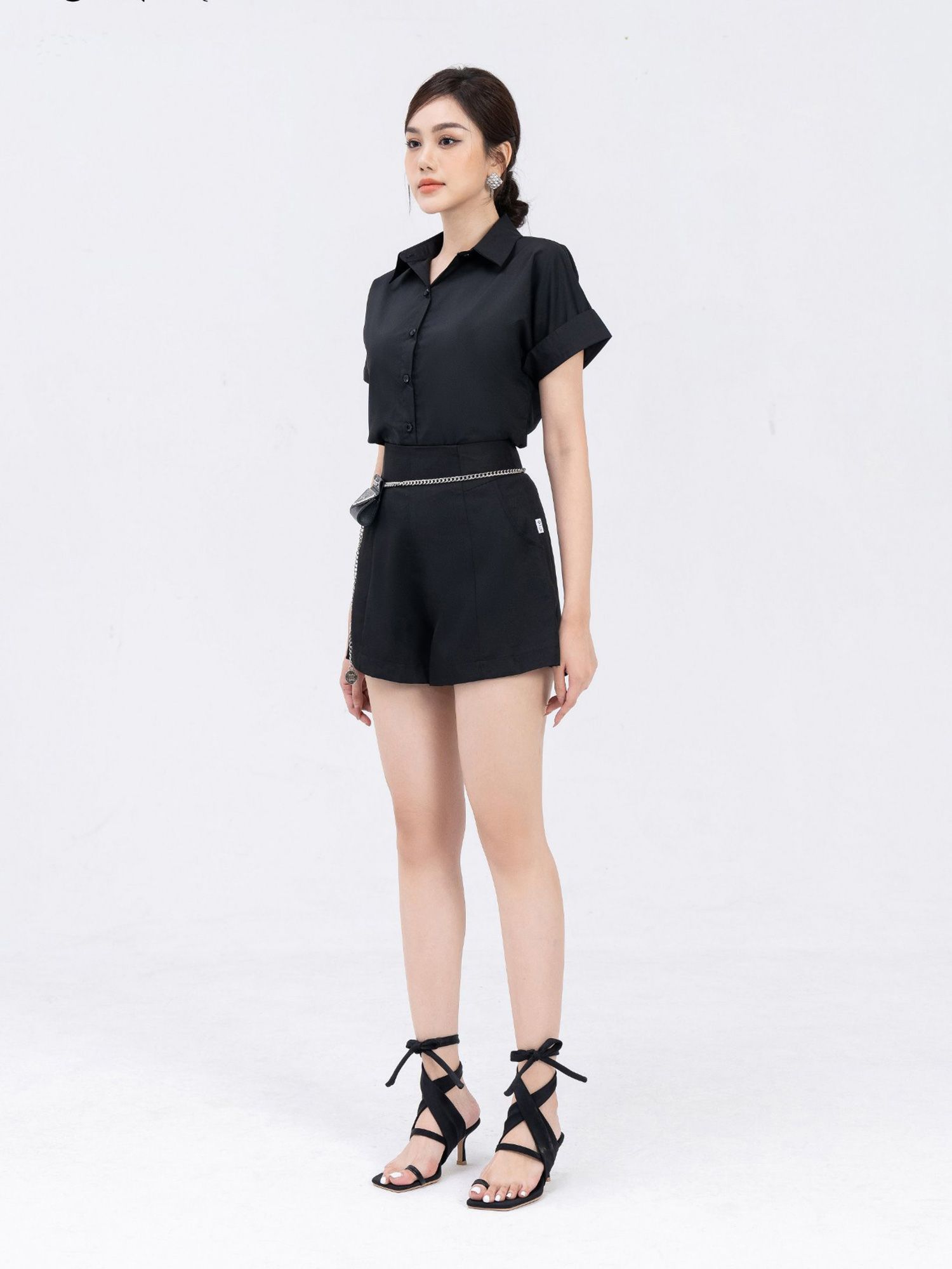 Xinh chuẩn chỉnh với trang phục áo đen cực cool ngầu - XinhXinh.vn