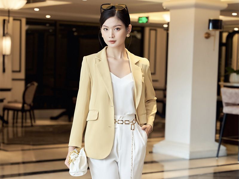 Blazer vàng nhã nhặn