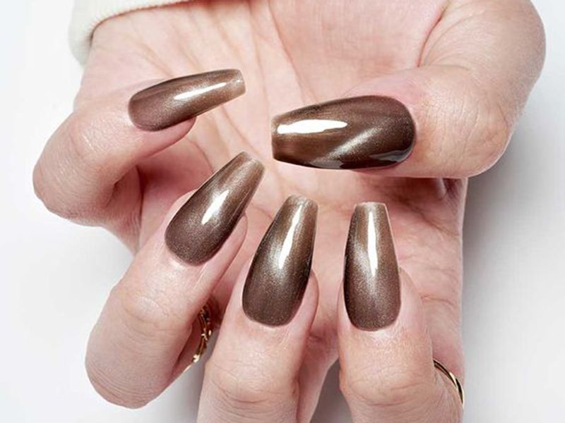 Nail mắt mèo màu nâu cũng được ưa chuộng tại môi trường công sở