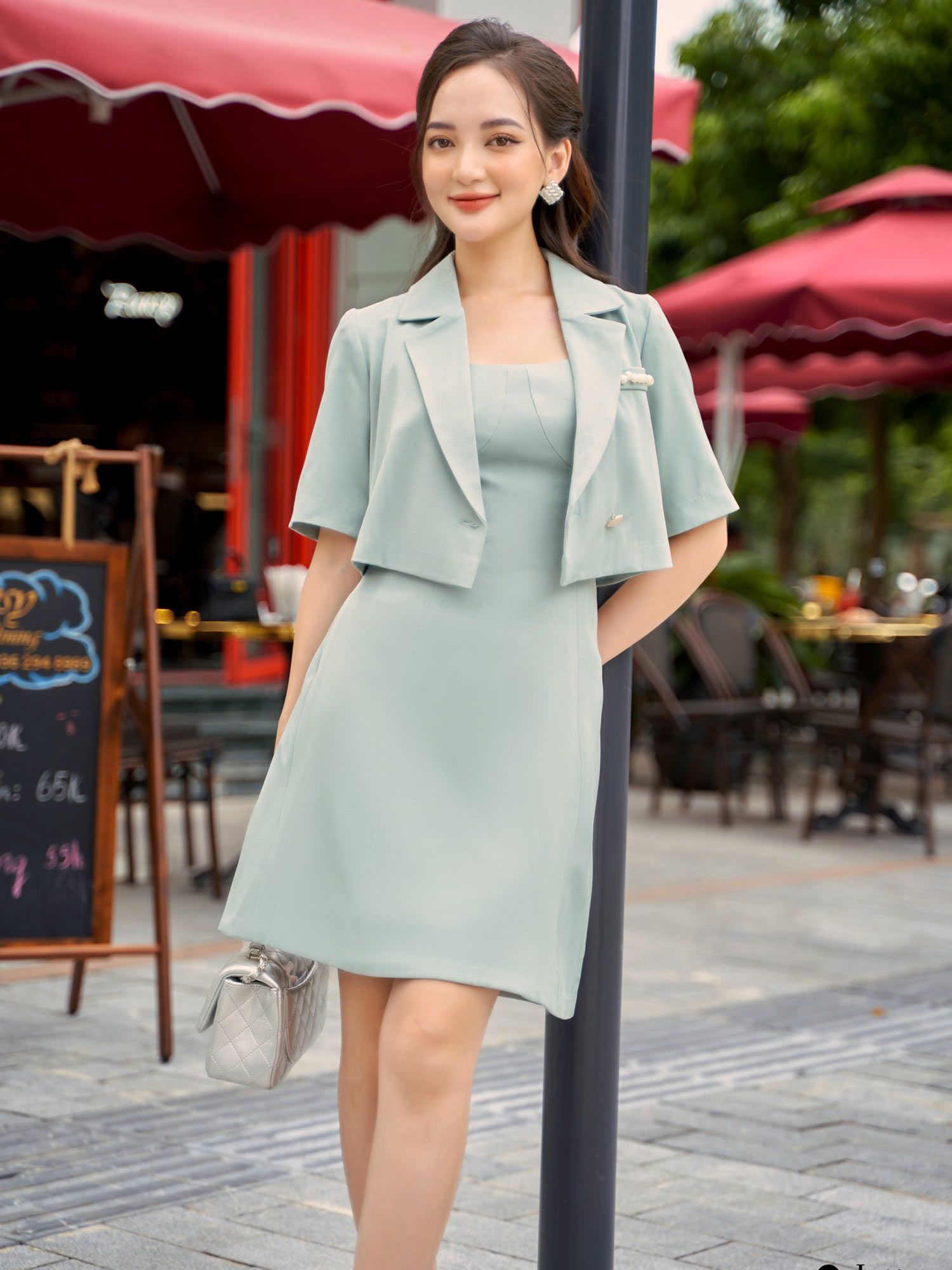 Thiết kế áo khoác blazer croptop diện cùng váy công sở