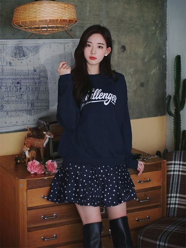 Chân váy xòe đen phối cùng áo sweater