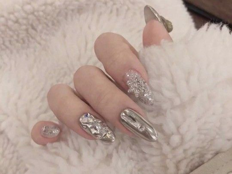 Dự tiệc với kiểu mẫu nail color metallic tráng gương bạc quý phái